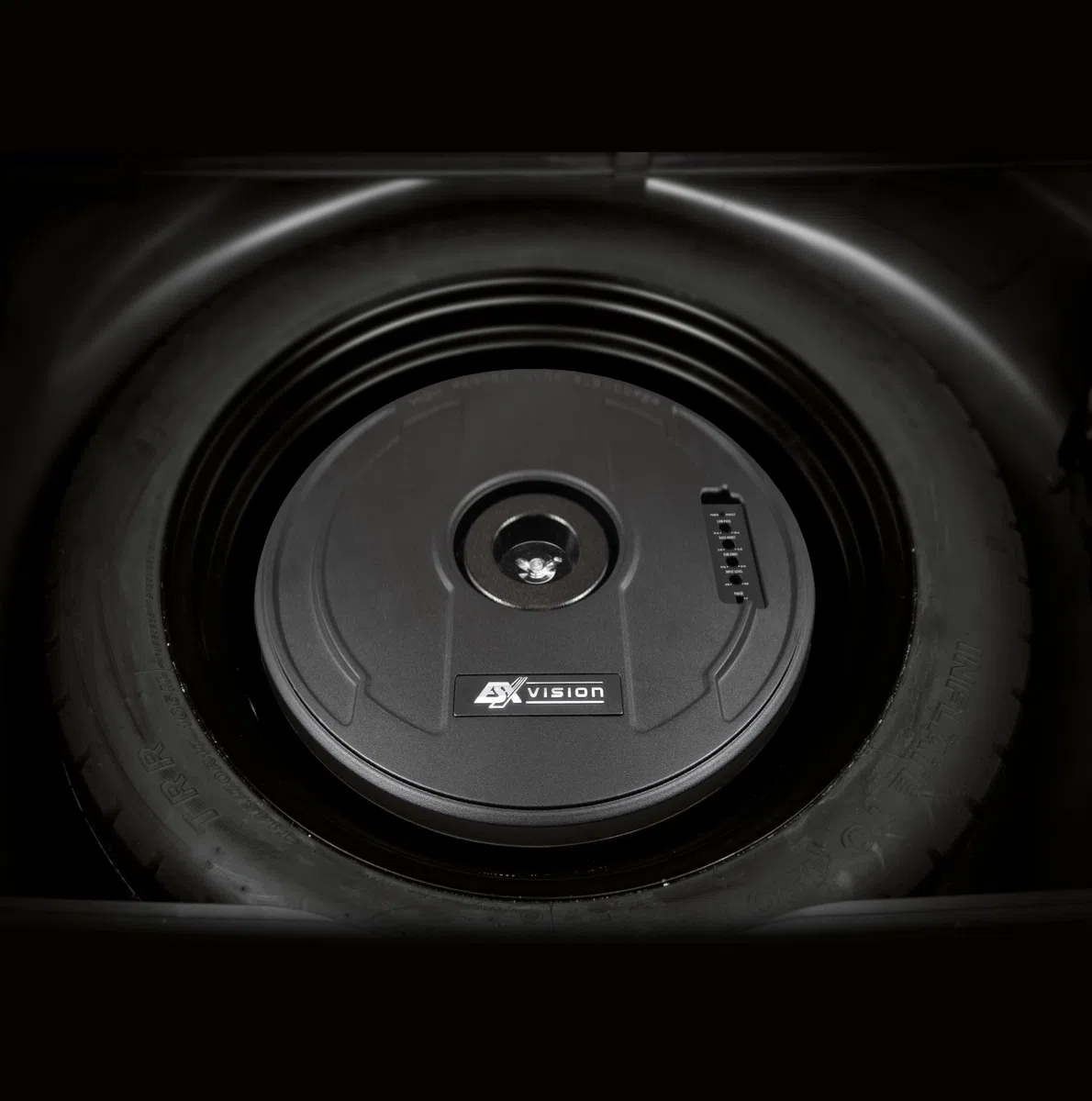 ESX V1100Av2-28 cm (11") Basse active pour roue de secours avec boîtier en aluminium massif | Puissance de classe A/B avec 300 W et télécommande filaire compacte