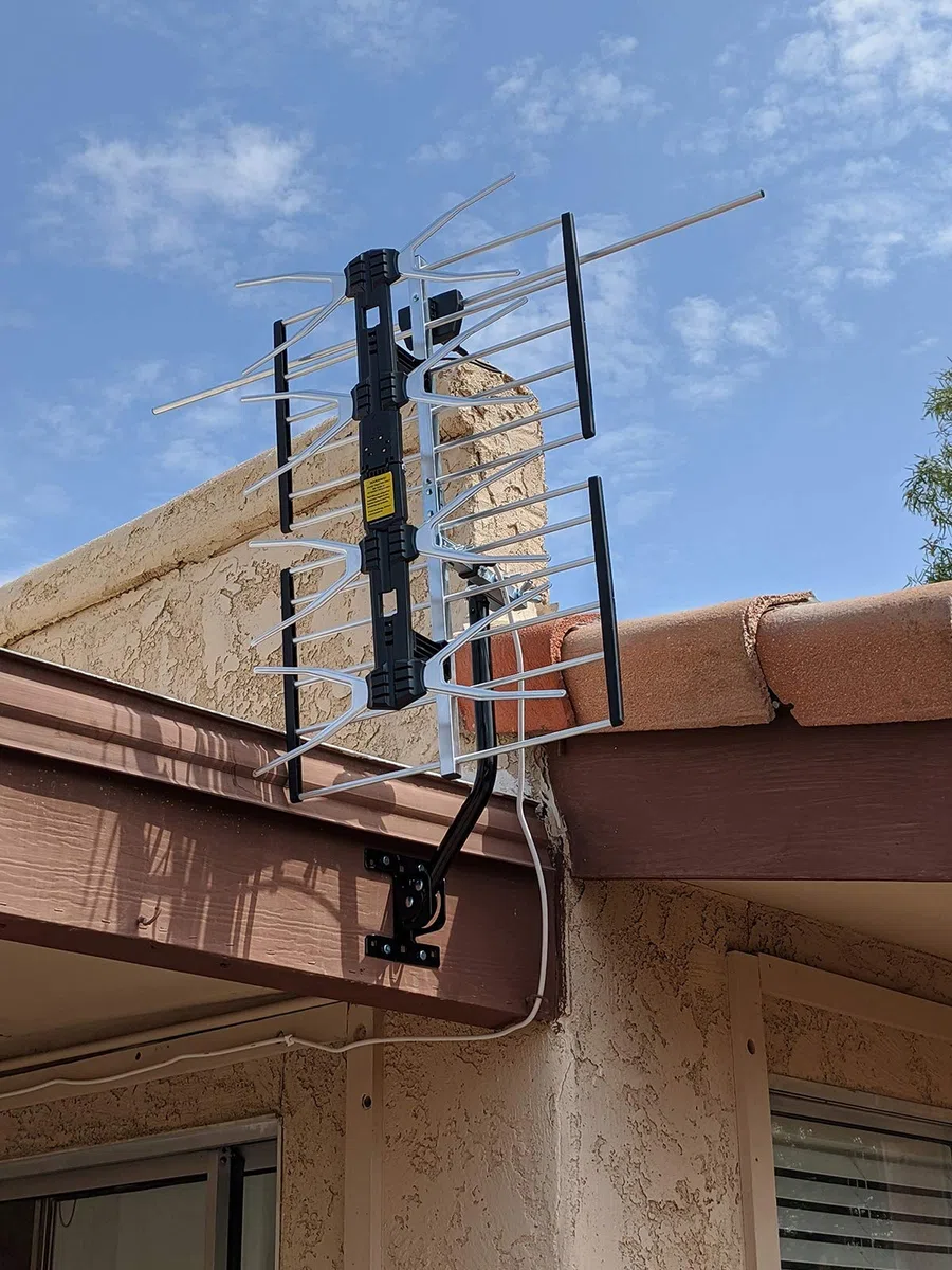 PBD Antenne TV numérique HD d'extérieur avec amplificateur à gain élevé 240 km de long pour UHF/VHF, poteau de montage, câble coaxial RG6 de 12 m, installation facile
